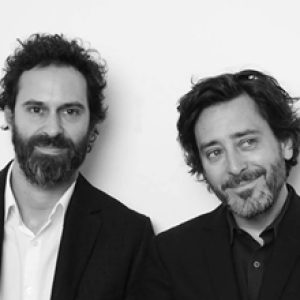 Cerâmica Puzzle de Barber e Osgerby numa receção de escritório