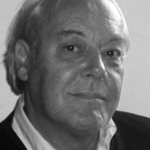 Retrato de Davide Mercatali, arquiteto e designer milanês especializado em torneiras