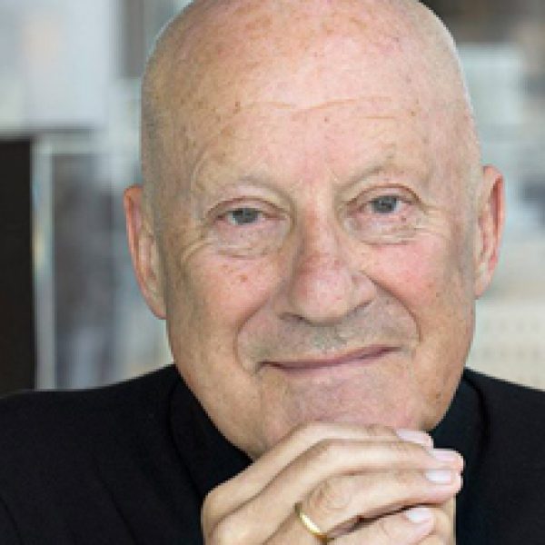 Norman Foster, arquitecto do sistema de mesas Nomos e do Cosmos para a Tecno