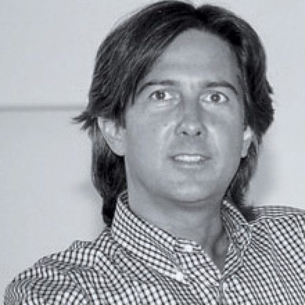 O designer italiano Pinuccio Borgonovo autor dos sistemas de parede Citterio