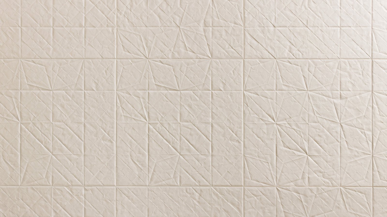 Superficie de gres Folded da Mutina com relevo de papel dobrado