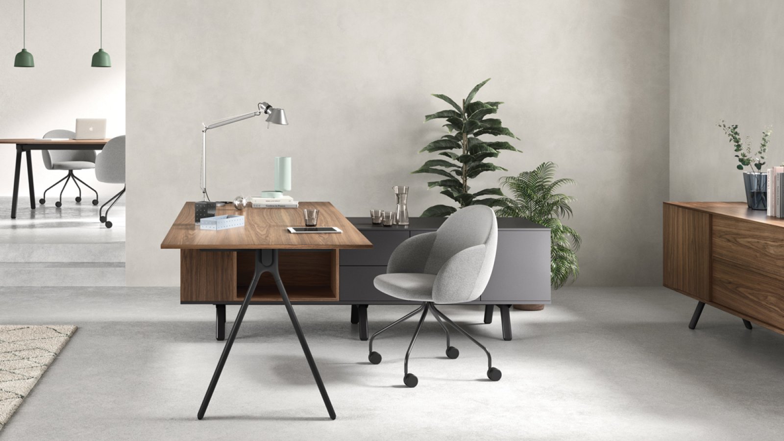 Secretárias design Lay da Archiutti com tampos cinza-claro e estrutura vermelha