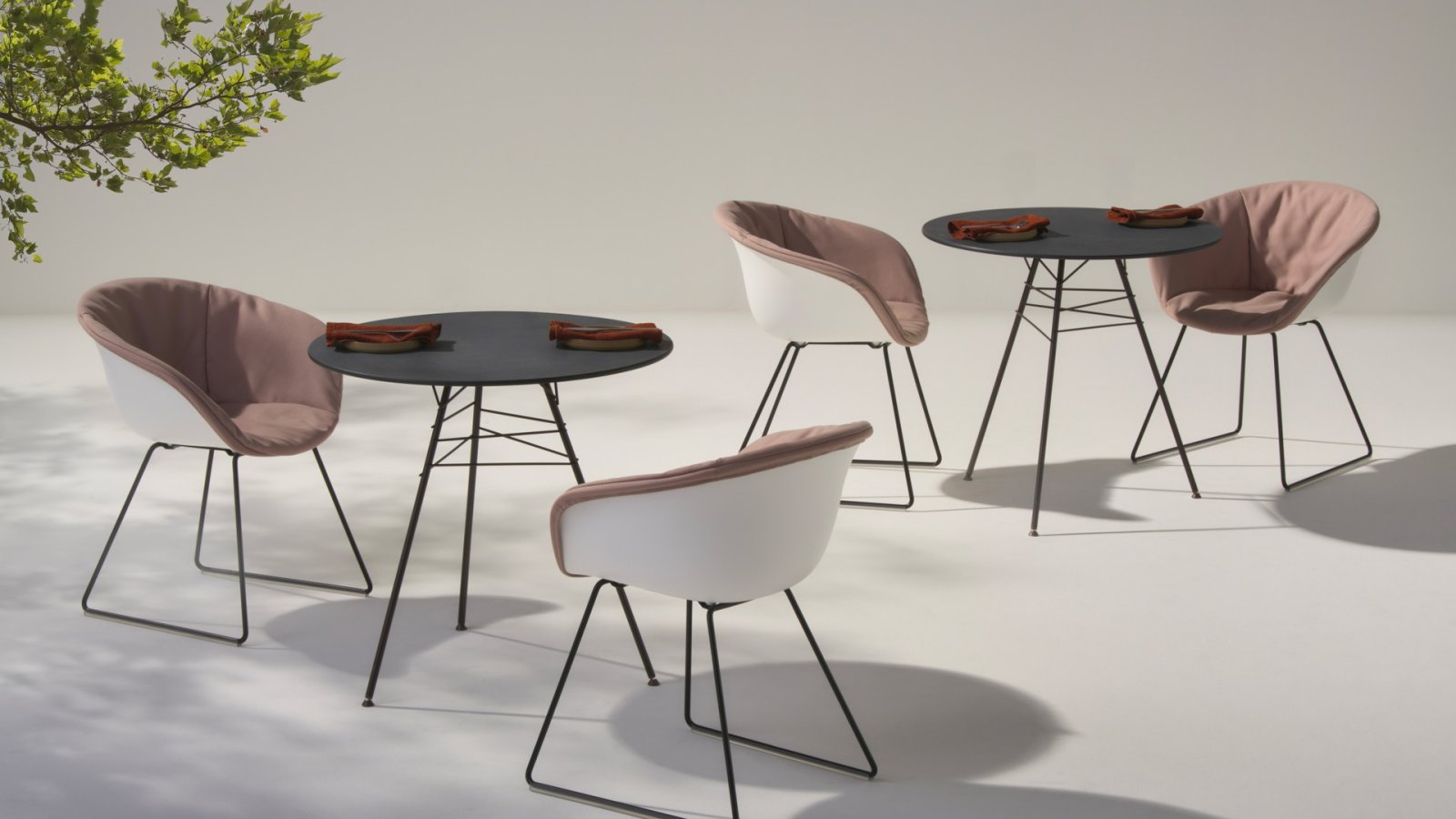 Cadeira de design Leaf da Arper com estrutura de nervuras de folha num lounge