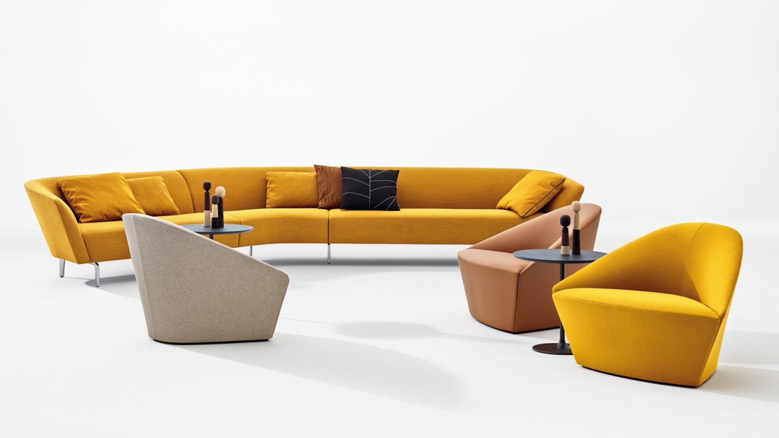 Sofá modular Loop da Arper numa zona de receção