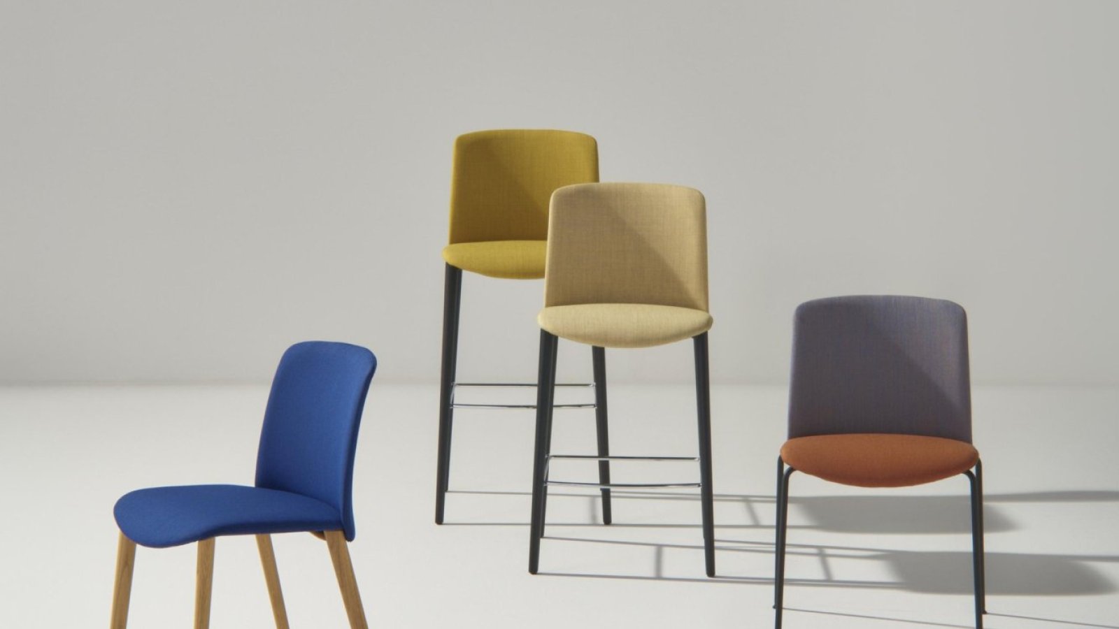 Cadeira de design Mixu da Arper com materiais diferentes no assento e nas costas numa sala de jantar