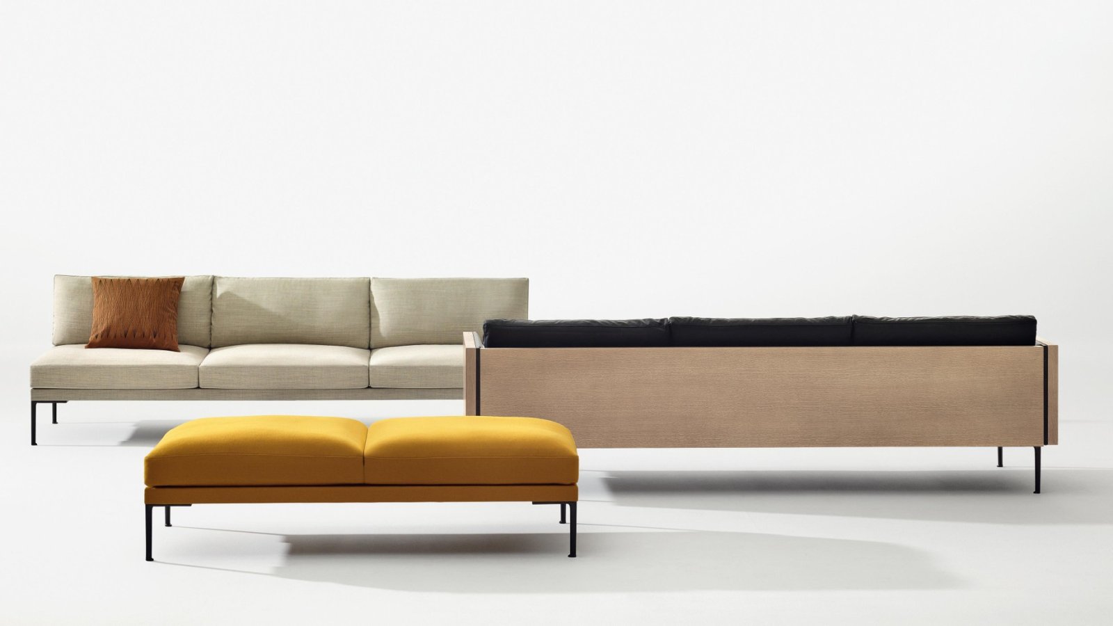 Sofá modular Steeve da Arper numa zona lounge