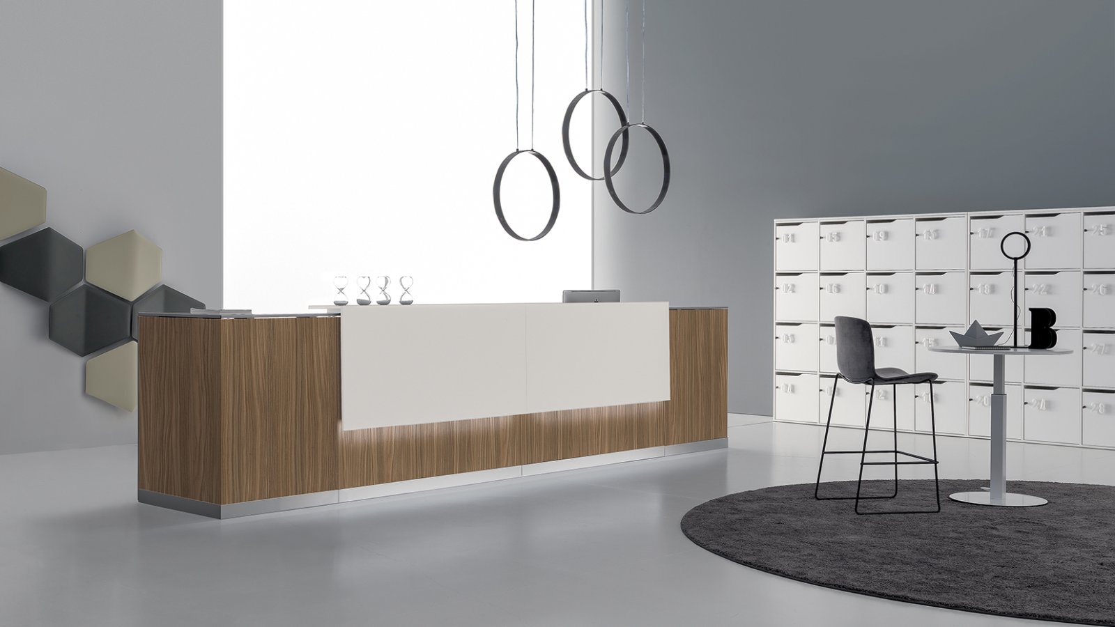 Balcão de receção Qubo da DVO Office em carvalho natural com tampo branco