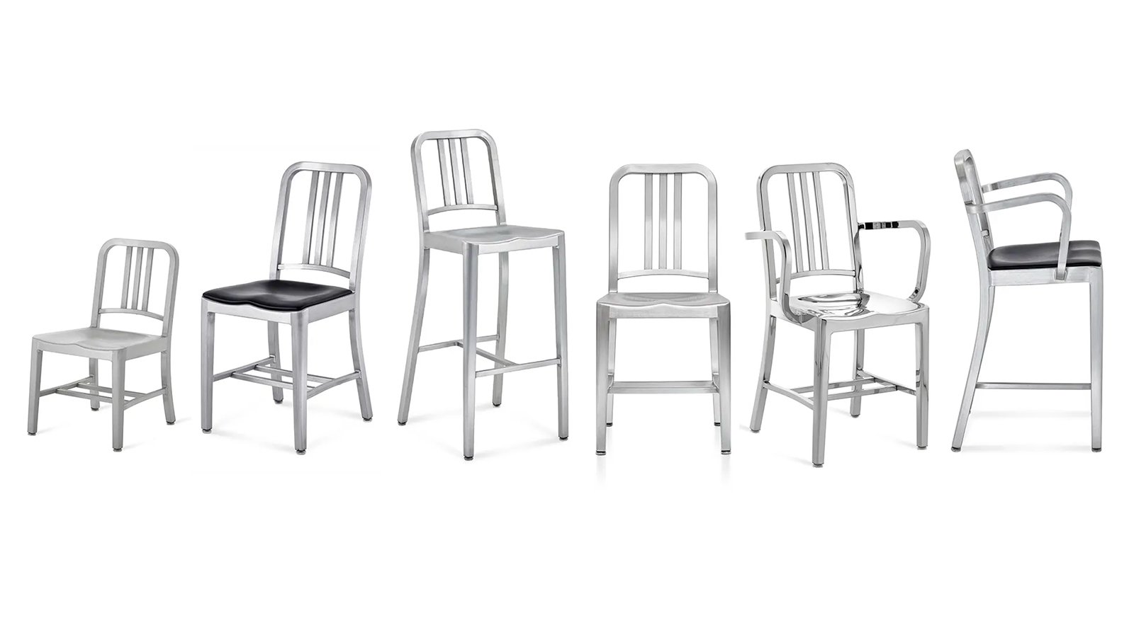 Cadeiras de design Navy 1006 da Emeco em alumínio escovado à volta de uma mesa