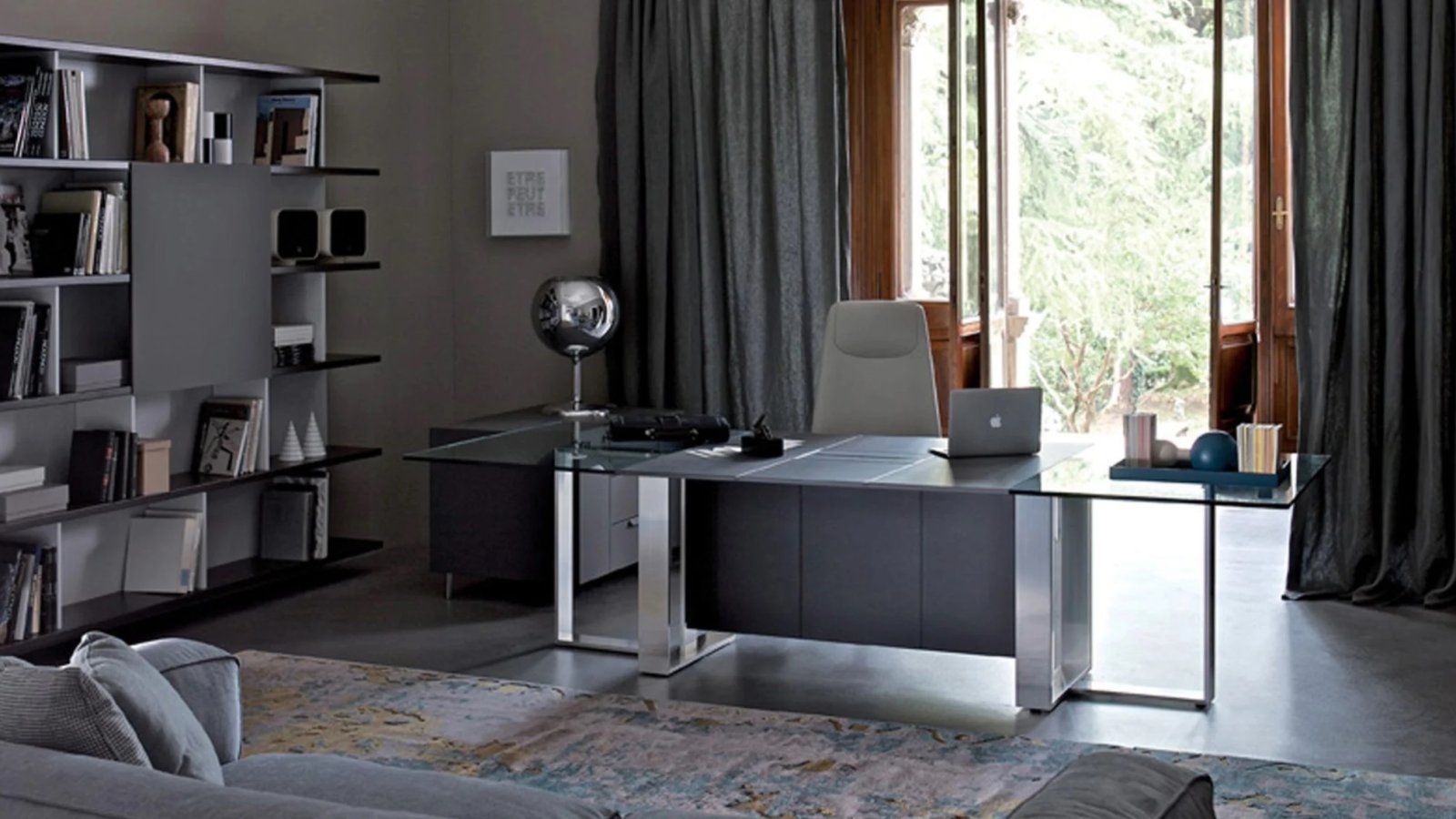Secretária design Altagamma da Estel em folheado com top access e moldura de alumínio