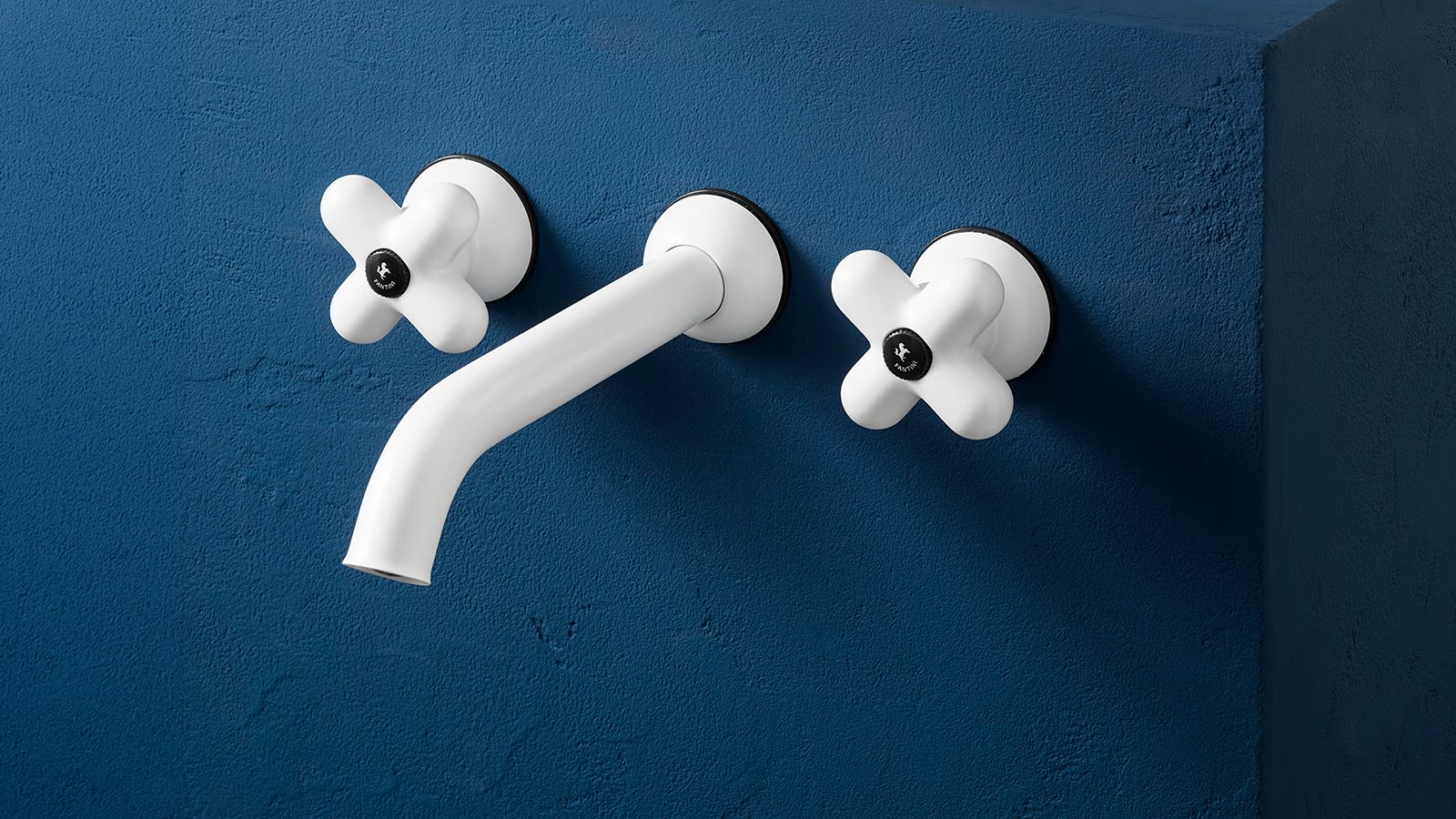 Torneiras de design I Balocchi da Fantini: bateria de três furos vermelha e cromada em lavatório azul