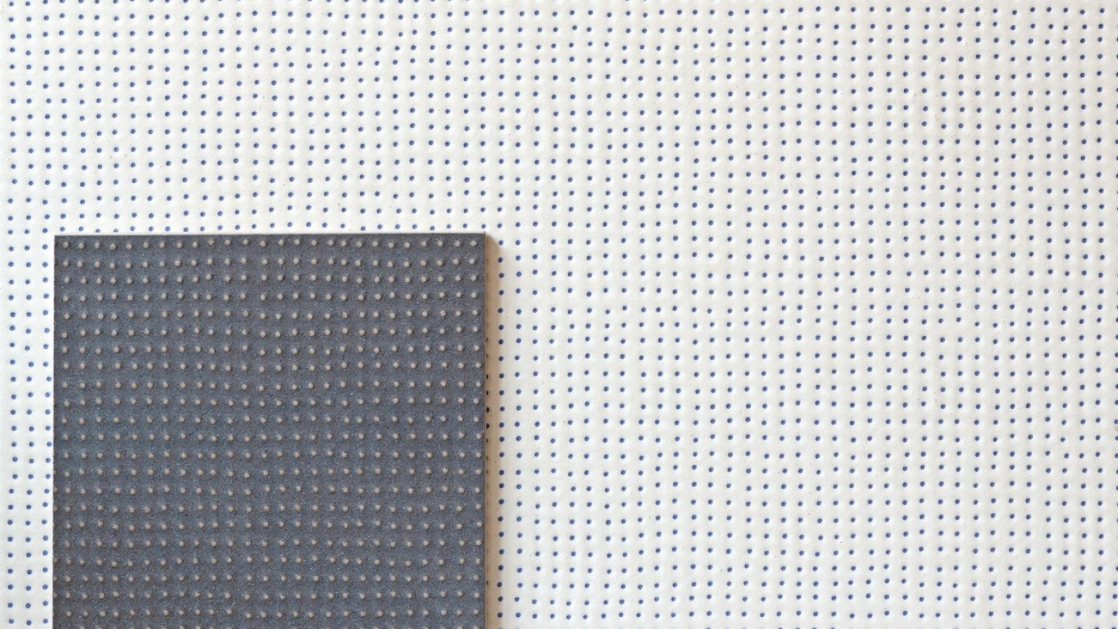 Pico da Mutina, textura Down Natural na cor Blanc com pontos gravados