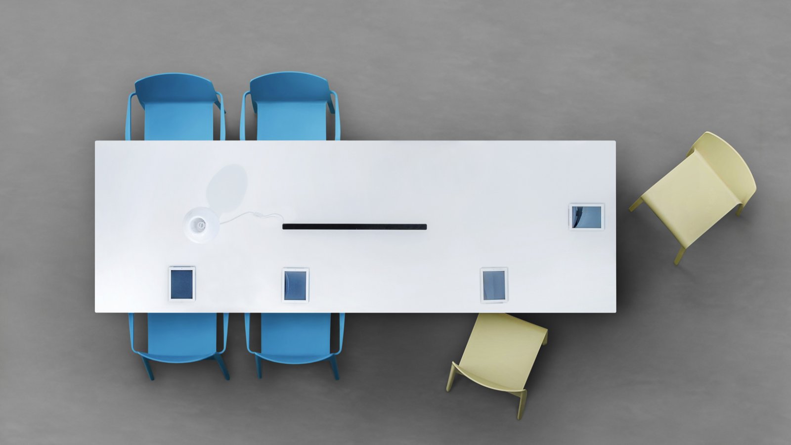 Mesa de reunião Arki-Table da Pedrali num terraço com pintura a pó para exterior