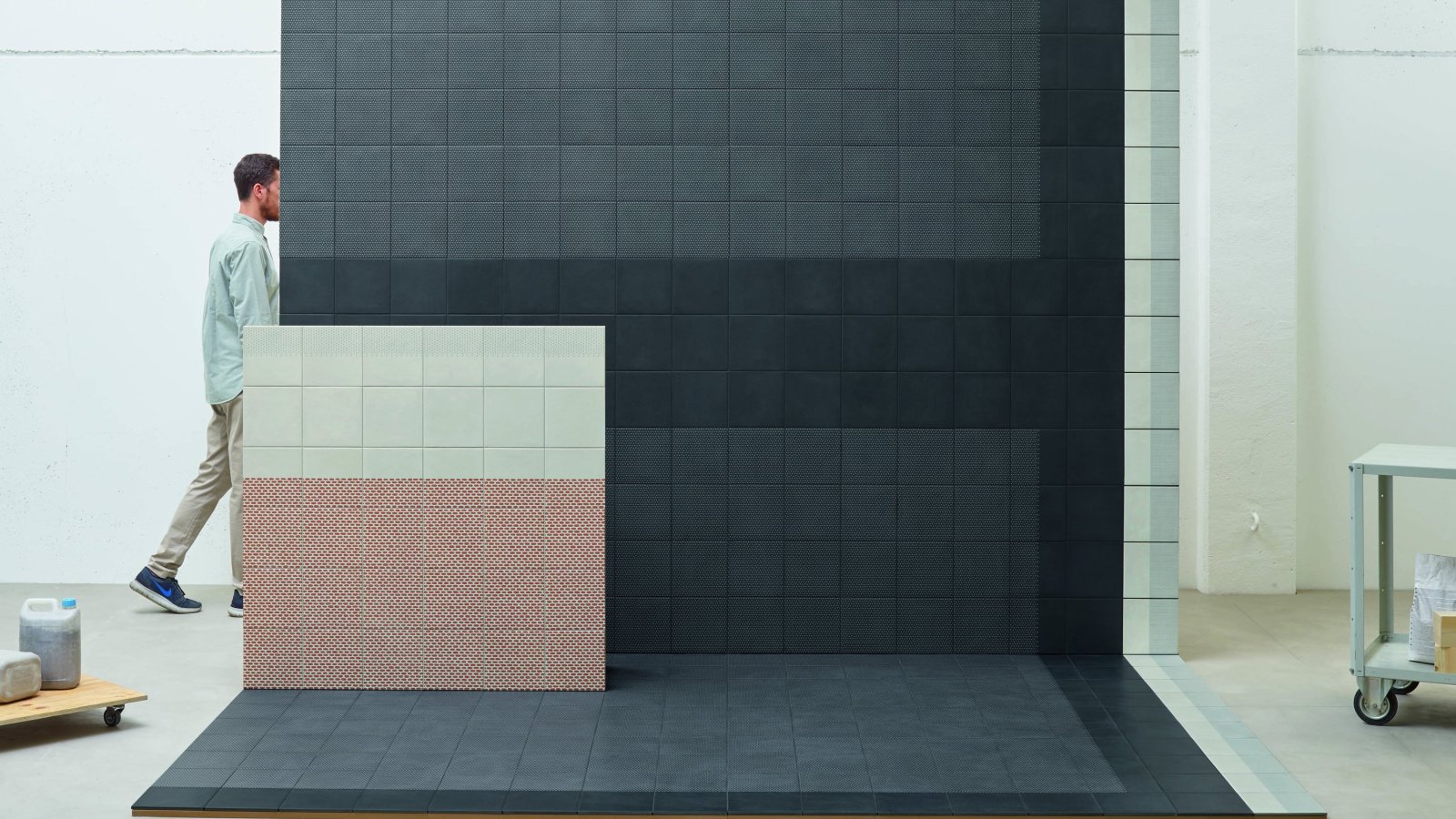 Assentamento de Tape Mutina com padrões misturados em grés porcelânico vidrado