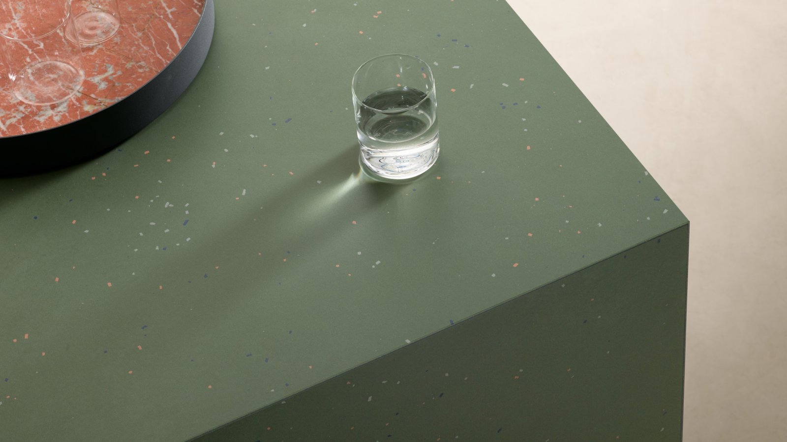 Superfície Primavera da Mutina com lascas cerâmicas coloridas