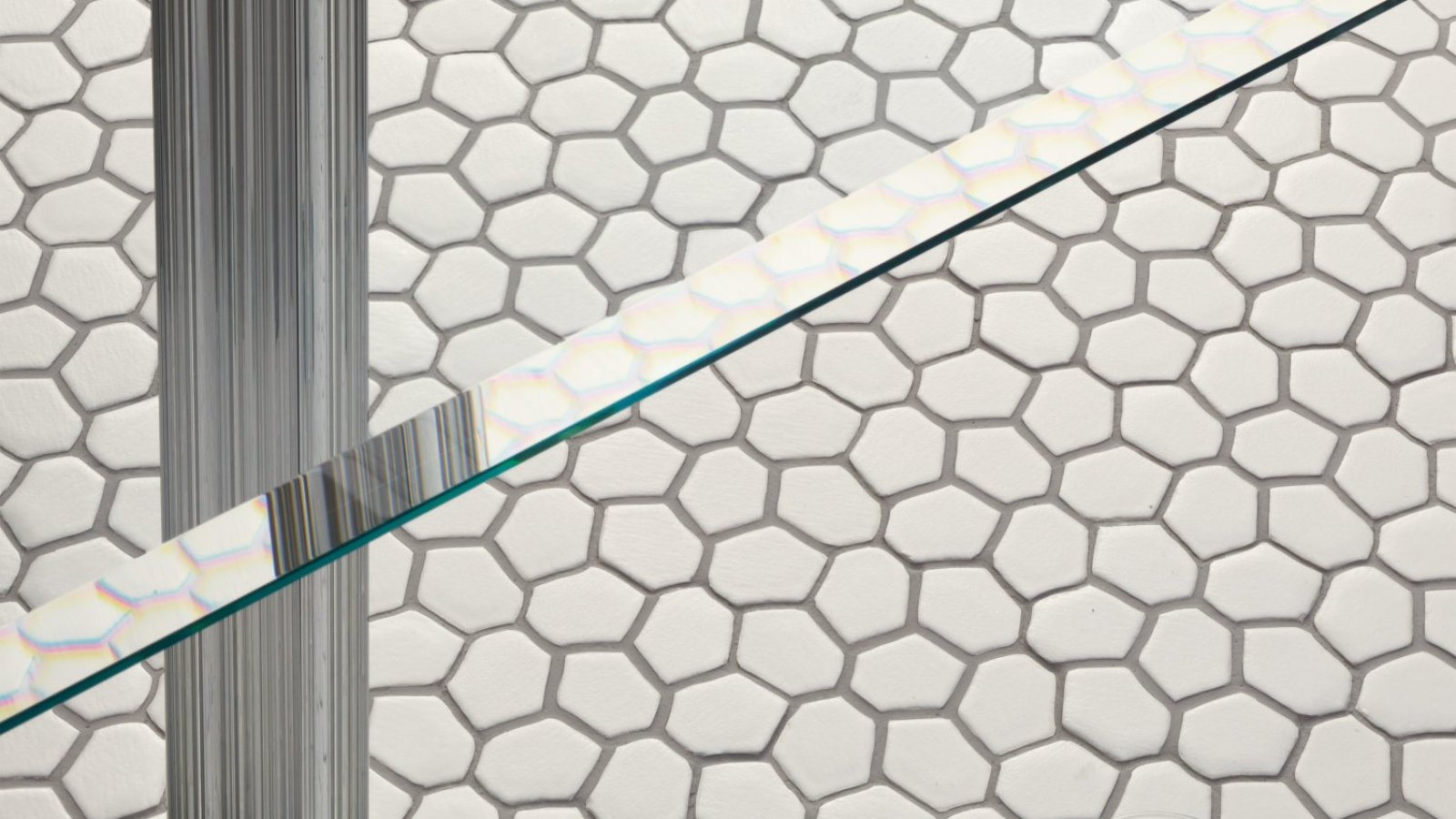 Parede de mosaico Botanica da Mutina com elementos orgânicos White