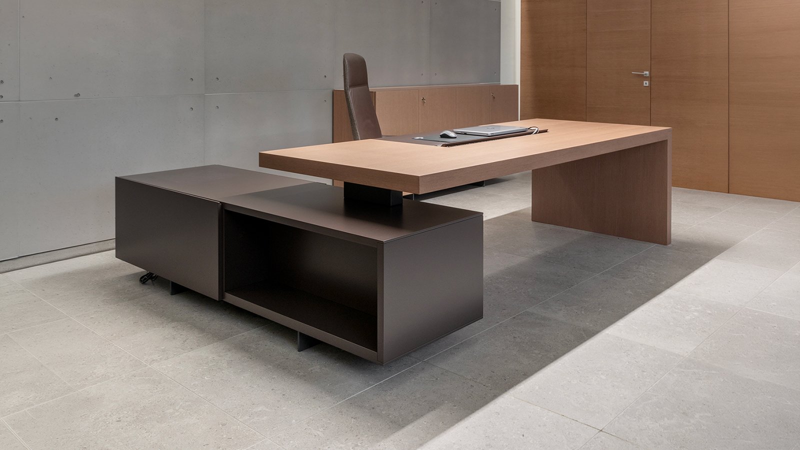 Secretária de direção Asymmetrical da Tecno marcada no pavimento a partir do desenho