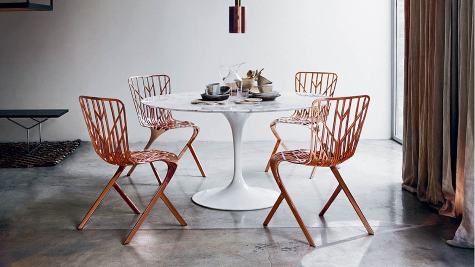 Mesa de reunião oval Saarinen da Knoll com tampo de mármore numa sala de conselho
