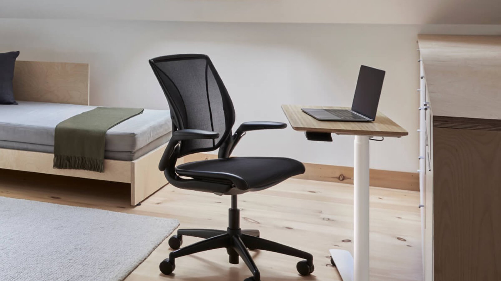 Cadeira operativa ergonómica World LM da Humanscale com apoios de braços Duron