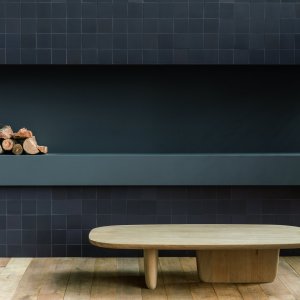 Sala de espera com pavimento Mews na cor Chalk e poltronas de pele