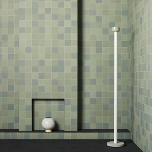 Instalacao sanitaria de escritorio revestida com Mews na cor Light Blue
