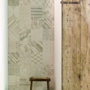 Parede patchwork em grés Azulej Grigio combination da Mutina
