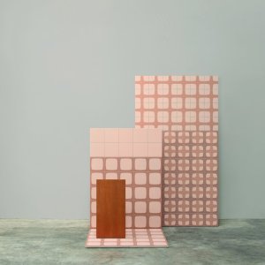 Peça Betty Set da Mutina com elemento gráfico