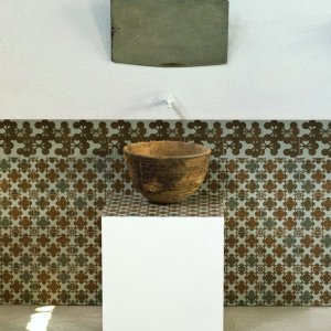 Pormenor de parede de casa de banho em Azulej Nero