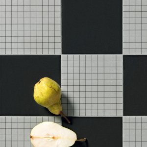 Futura Grey e Black nas instalações sanitárias de um escritório