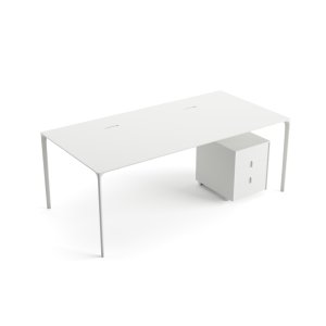 Mesa de reunião Nuur da Arper com tampo Fenix branco numa sala de conselho