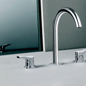Chuveiro de mão FIT da série AL/23 com o flexível a descer pela parede