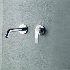 AL/23 da Fantini com bica prolongada de 17 cm sobre o lavatório