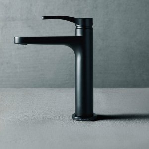 Torneiras de design AL/23 da Fantini em preto mate sobre lavatório branco