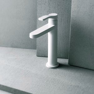 Monocomando de lavatório AL/23 da Fantini em cromado diante de betão cinzento