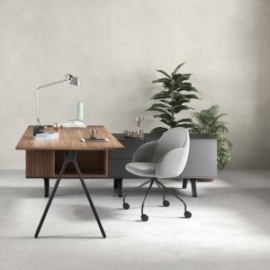 Secretárias design Lay da Archiutti com tampos cinza-claro e estrutura vermelha