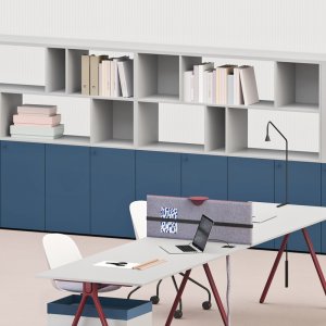 Estante Archiutti Lay sobre bench com nichos abertos e portas de batente
