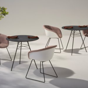 Cadeira de design Leaf da Arper com estrutura de nervuras de folha num lounge