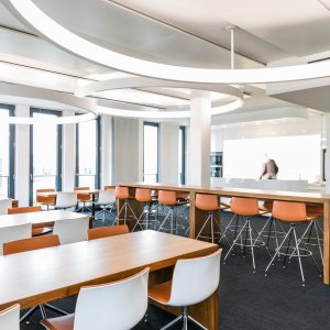 Refeitório de empresa com Catifa 53 sobre base de patim