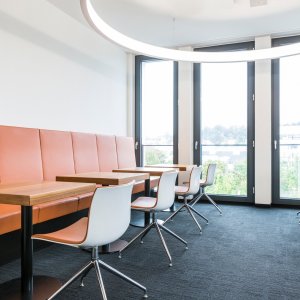 Receção com cadeiras Catifa 53 e o banco correspondente