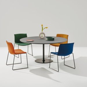 Cadeiras de design Catifa 53 à volta de uma mesa de reunião