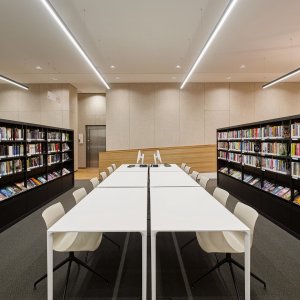 Painel frontal montado num posto de trabalho Nuur da Arper