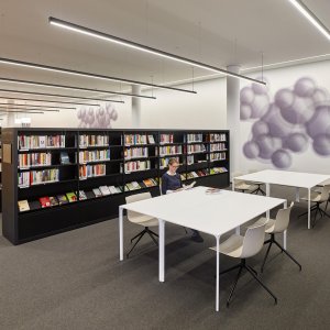 Sala de reunião equipada com mesas Nuur retangulares da Arper