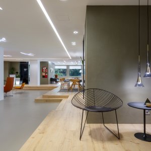 Poltrona lounge Leaf da Arper junto a uma mesa baixa de 50 cm