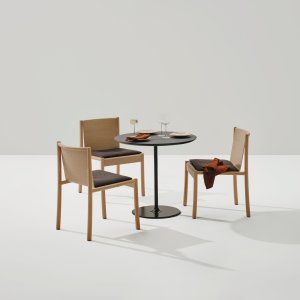 Kata Chair com concha tapeçada e costuras
