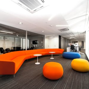 Sofá Loop de três lugares no lounge de um hotel