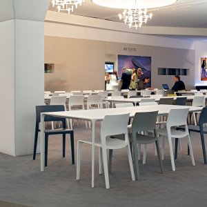 Mesa Nuur quadrada da Arper num canto de reunião para quatro
