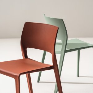 Cadeira de design Juno 02 na cor ferrugem
