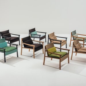 Kata Chair em volta de uma mesa colaborativa