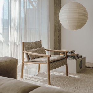 Kata Lounge no terraço com riscas