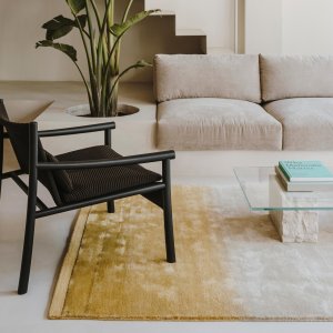 Kata Lounge junto a uma mesa baixa