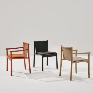 Kata Chair com braços na sala de espera